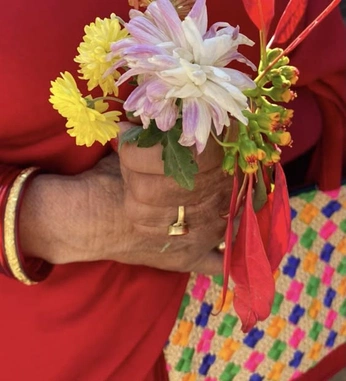 A cover of "gifting" cluster. The owner is kavyatalreja. The cluster consists of 13 elements.