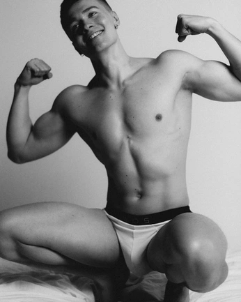 A cover of "Male/Muscles" cluster. The owner is faithydis. The cluster consists of 25 elements.