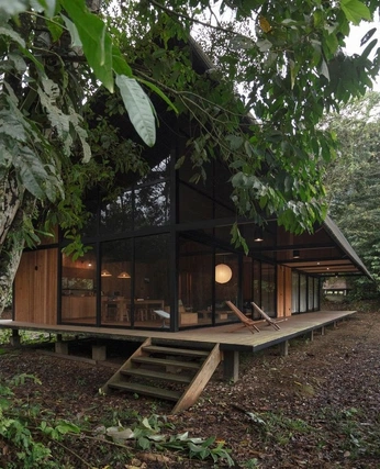 A cover of "References" cluster. The owner is saviastudio. The cluster consists of 6 elements.