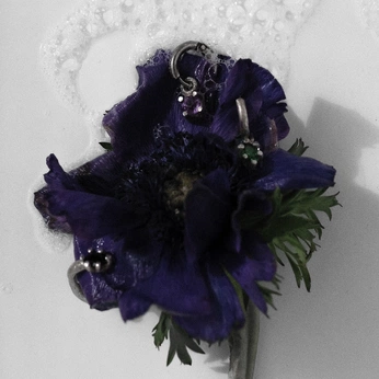 A cover of "sacred" cluster. The owner is magnesium.light. The cluster consists of 23 elements.