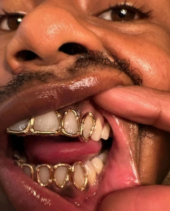 A cover of "showmeyourteeth" cluster. The owner is sophiavillesen. The cluster consists of 8 elements.