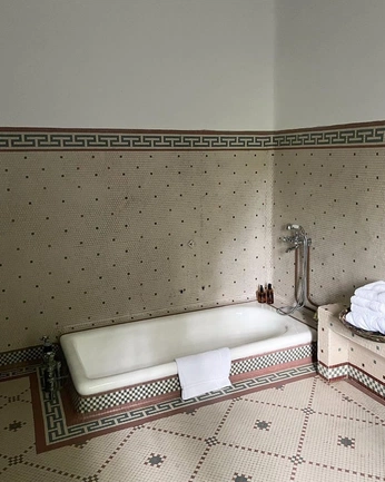 A cover of "BATHROOM" cluster. The owner is patrizialechner. The cluster consists of 239 elements.