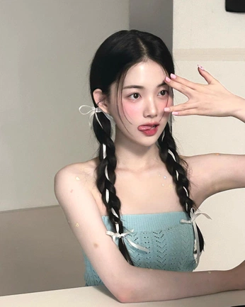 A cover of "Hair" cluster. The owner is blueraspberry. The cluster consists of 9 elements.