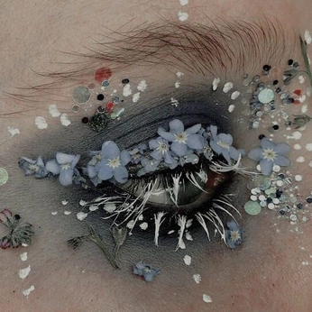 A cover of "make-up" cluster. The owner is chizomegvtsfkk. The cluster consists of 24 elements.