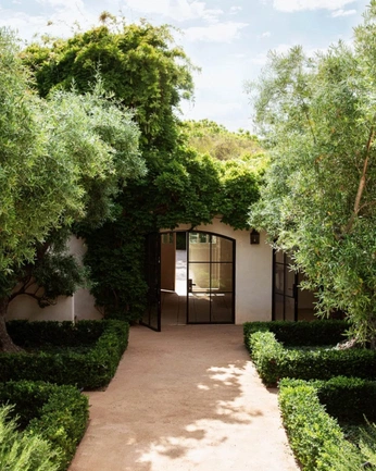 A cover of "Nancy Meyers World" cluster. The owner is soficorti. The cluster consists of 28 elements.