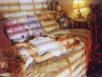 A cover of "Menstrual Shoot" cluster. The owner is freyahaley. The cluster consists of 22 elements.