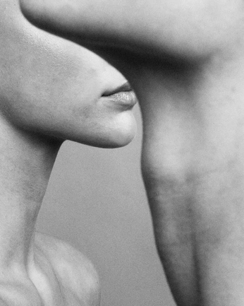 A cover of "The art of human body" cluster. The owner is gerbedelie. The cluster consists of 9 elements.