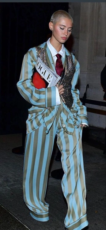 A cover of "Ari Agha" cluster. The owner is brideonfire. The cluster consists of 48 elements.