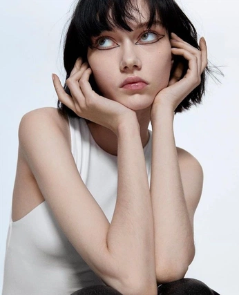 A cover of "Beauty posing" cluster. The owner is finessabuxtable. The cluster consists of 76 elements.