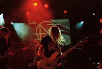 A cover of "live" cluster. The owner is underoath. The cluster consists of 5 elements.