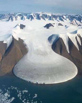 A cover of "Arctic Settlement" cluster. The owner is macmdesign. The cluster consists of 15 elements.