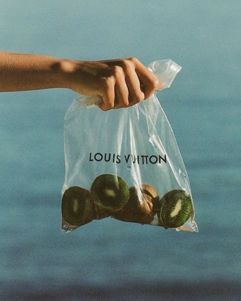 A cover of "LV" cluster. The owner is l4y06. The cluster consists of 3 elements.