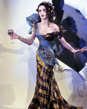 A cover of "Reference" cluster. The owner is asocialmoth. The cluster consists of 230 elements.