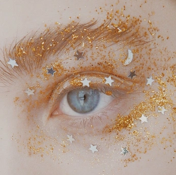 A cover of "Makeup" cluster. The owner is alemenmen. The cluster consists of 10 elements.