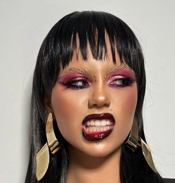 A cover of "Makeup" cluster. The owner is aliciasaurusrex. The cluster consists of 30 elements.