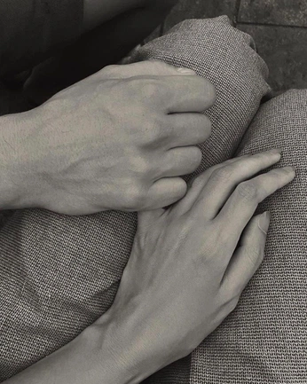 A cover of "// hands" cluster. The owner is goldihni. The cluster consists of 2 elements.