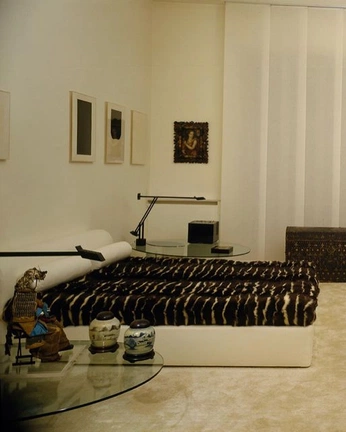 A cover of "Interior" cluster. The owner is memery. The cluster consists of 2 elements.