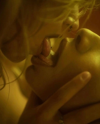 A cover of "Love" cluster. The owner is fifim. The cluster consists of 7 elements.