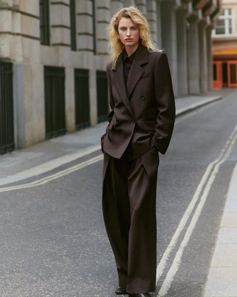 A cover of "Ellery Beach House" cluster. The owner is stolenart. The cluster consists of 16 elements.