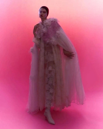 A cover of "avant hue" cluster. The owner is runestone. The cluster consists of 3 elements.