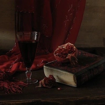 A cover of "A Bed of Wilted Roses" cluster. The owner is browniboxx. The cluster description is ""I humbly ask you to be my queen in this kingdom of ash and bone."". The cluster consists of 148 elements.