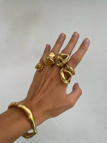 A cover of "adorn" cluster. The owner is angitron. The cluster consists of 15 elements.