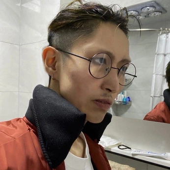 A cover of "Poses" cluster. The owner is qeo77. The cluster consists of 130 elements.