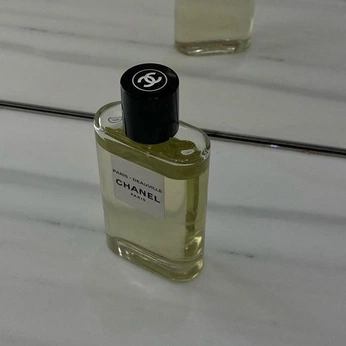 A cover of "Perfume" cluster. The owner is dducci. The cluster consists of 8 elements.