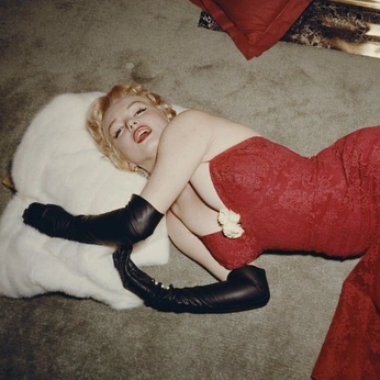 A cover of "Cool luxury" cluster. The owner is justiuna. The cluster consists of 4 elements.