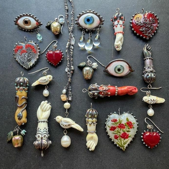 A cover of "trinkets" cluster. The owner is ragana. The cluster consists of 33 elements.