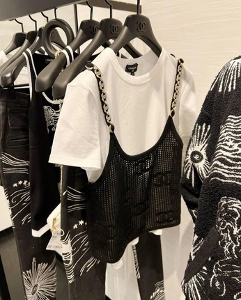 A cover of "MODA" cluster. The owner is dani1530. The cluster consists of 39 elements.