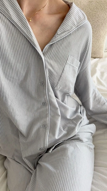 A cover of "live alone" cluster. The owner is arianarouuch. The cluster consists of 4 elements.