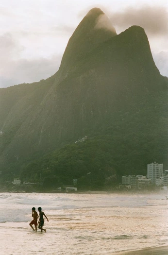 A cover of "la sirena" cluster. The owner is nadialarissa. The cluster consists of 10 elements.