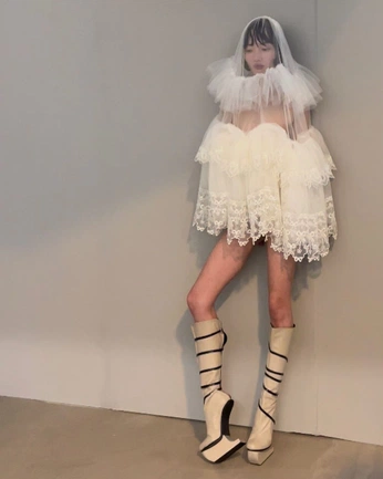 A cover of "Avant gare" cluster. The owner is kissesandfugs. The cluster consists of 4 elements.