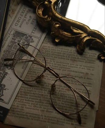 A cover of "Dark Academia" cluster. The owner is savvygravi. The cluster consists of 16 elements.