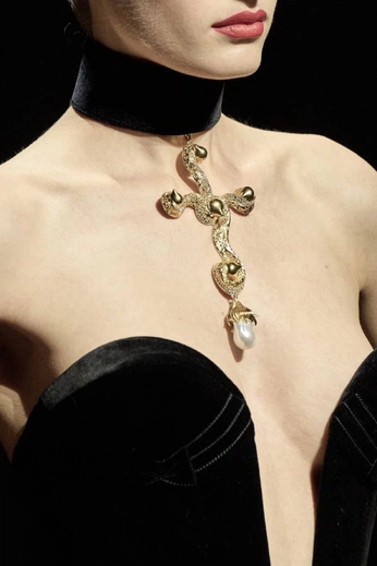 A cover of "Scaparelli" cluster. The owner is rissy. The cluster consists of 1 element.