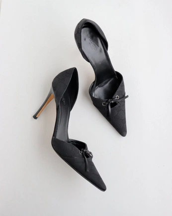 A cover of "• shoes • hells •" cluster. The owner is prettygrlmantra. The cluster consists of 5 elements.