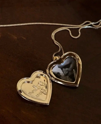 A cover of "Adornos" cluster. The owner is linsinspo. The cluster consists of 7 elements.