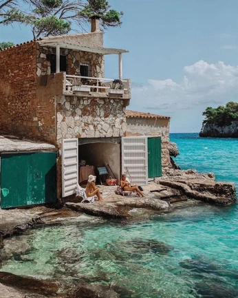 A cover of "Island in the sun" cluster. The owner is darrylyoung. The cluster consists of 4 elements.