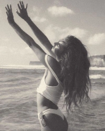 A cover of "Summer vibes" cluster. The owner is elizaarielle. The cluster consists of 11 elements.