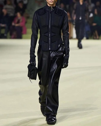 A cover of "close" cluster. The owner is hauhyeon. The cluster consists of 33 elements.