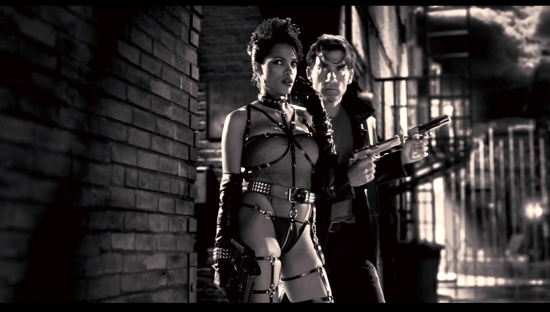 Rosario Dawson as Gail and Clive Owen as Dwight McCarthy in the 2005 film Sin City.