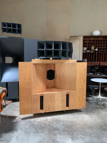 A cover of "Speakers" cluster. The owner is visioaesthetica. The cluster consists of 3 elements.