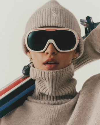 A cover of "Ski Posing" cluster. The owner is dionyzas. The cluster consists of 16 elements.