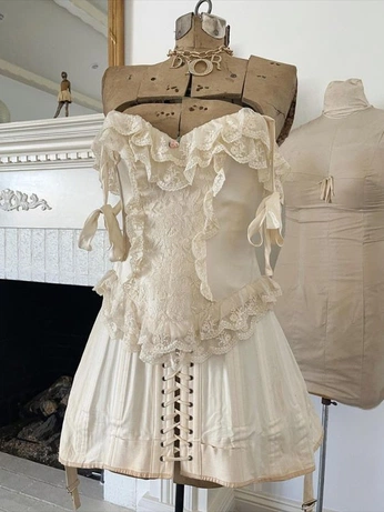 A cover of "historical garmenting 💫" cluster. The owner is junismiles. The cluster consists of 17 elements.