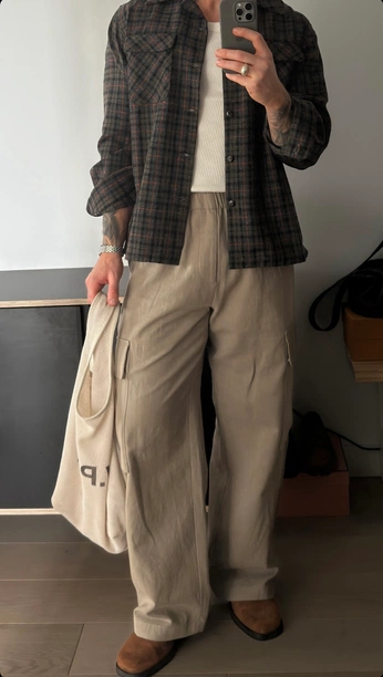 A cover of "HE" cluster. The owner is aniador. The cluster consists of 4 elements.