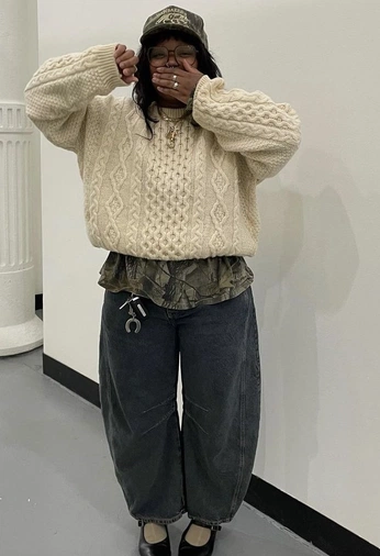 A cover of "outfits" cluster. The owner is laravissers. The cluster consists of 1 element.