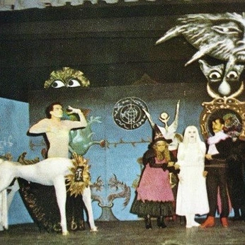 A cover of "leonora" cluster. The owner is lavomitiva. The cluster description is "surrealismo, alquimia y brujería.". The cluster consists of 213 elements.