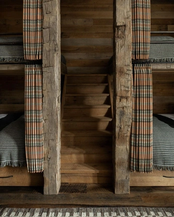 A cover of "Cabin" cluster. The owner is lindsnictay. The cluster consists of 4 elements.