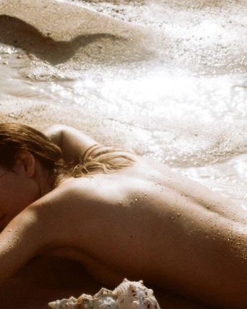 A cover of "b a n a n a" cluster. The owner is moonzanares. The cluster description is "Photo ideas". The cluster consists of 10 elements.